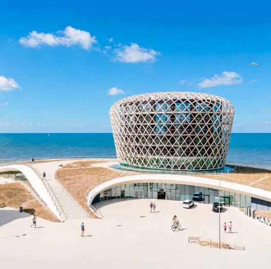 Het casino van Middelkerke op de dijk