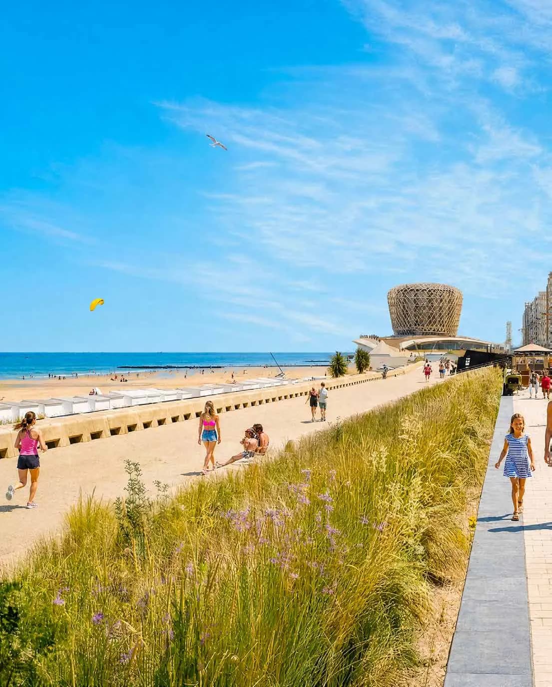De dijk van Middelkerke met het casino en het strand