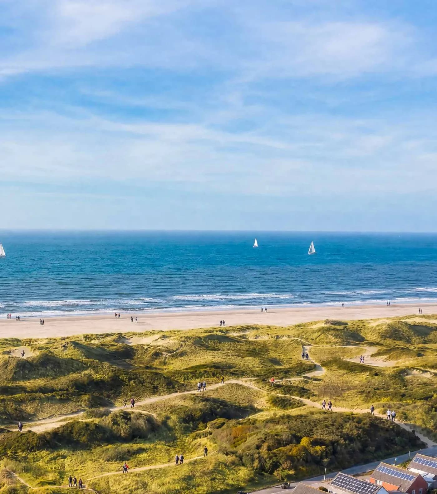Strand en duinen van Middelkerke, met zeilboten op zee